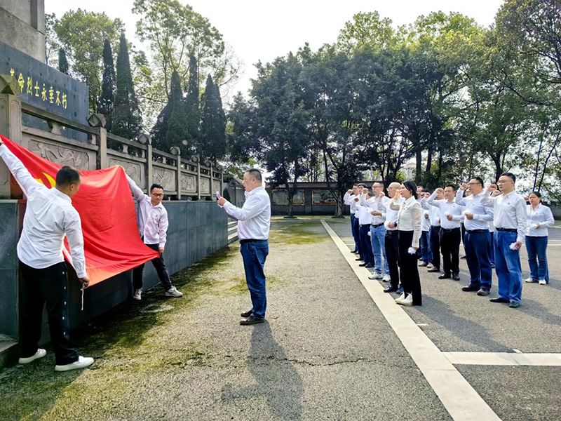 弘旭公司開展烈士陵園清明祭掃活動(圖2)